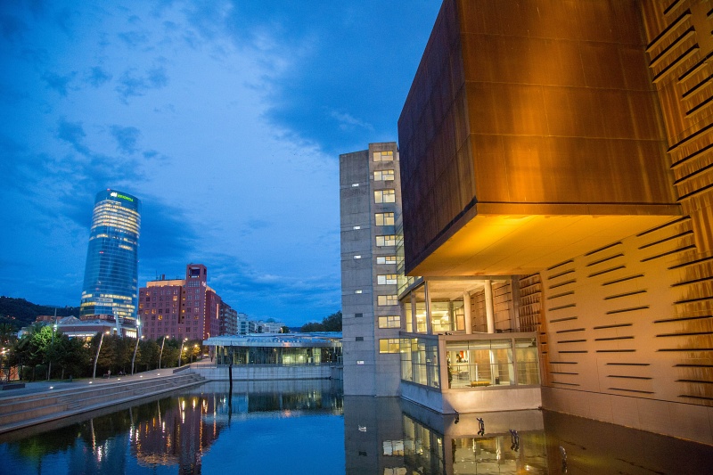 El edificio de Bilbao Convention Bureau Euskalduna con la Torre Iberdrola al fondo