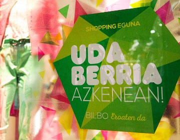 Escaparate de una tienda con la promoción UDA BERRIA AZKENEAN!