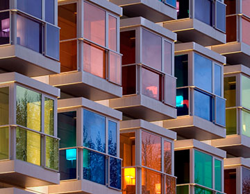 Edificio con las ventanas de colores