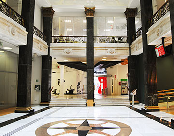 Vista interior de la oficina de Turismo de Bilbao