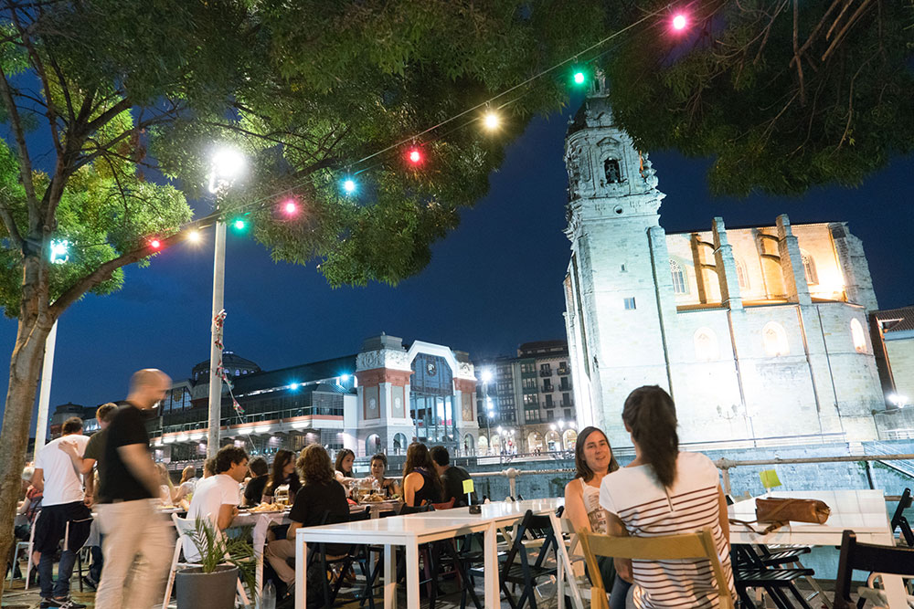 Vistas de una iglesia desde una terraza de Bilbao La Vieja