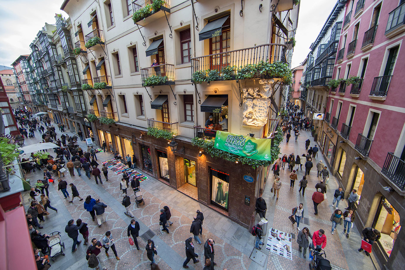 Vista de las calles con pequeños comercios del Casco Viejo de Bibao