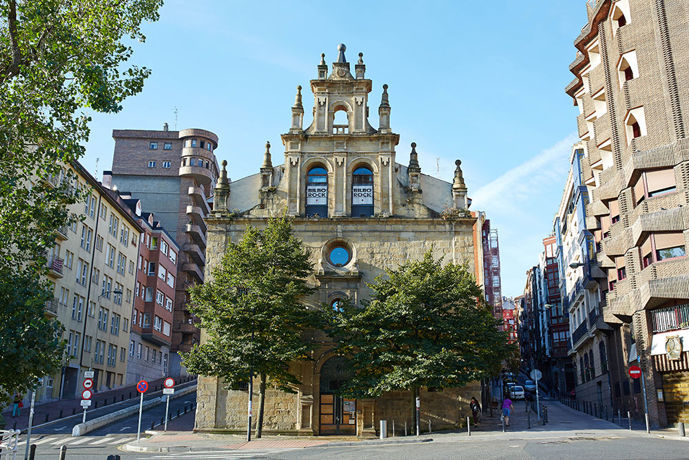 Vista exterior de una iglesia en la zona de Bilbao La Vieja