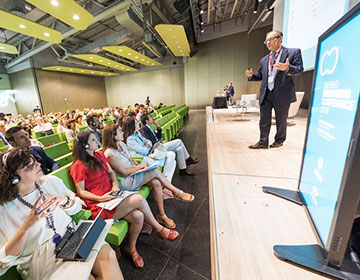 Vista interior de un pabellón donde se está dando una charla de Mentoring por el Ayuntamiento de Bilbao